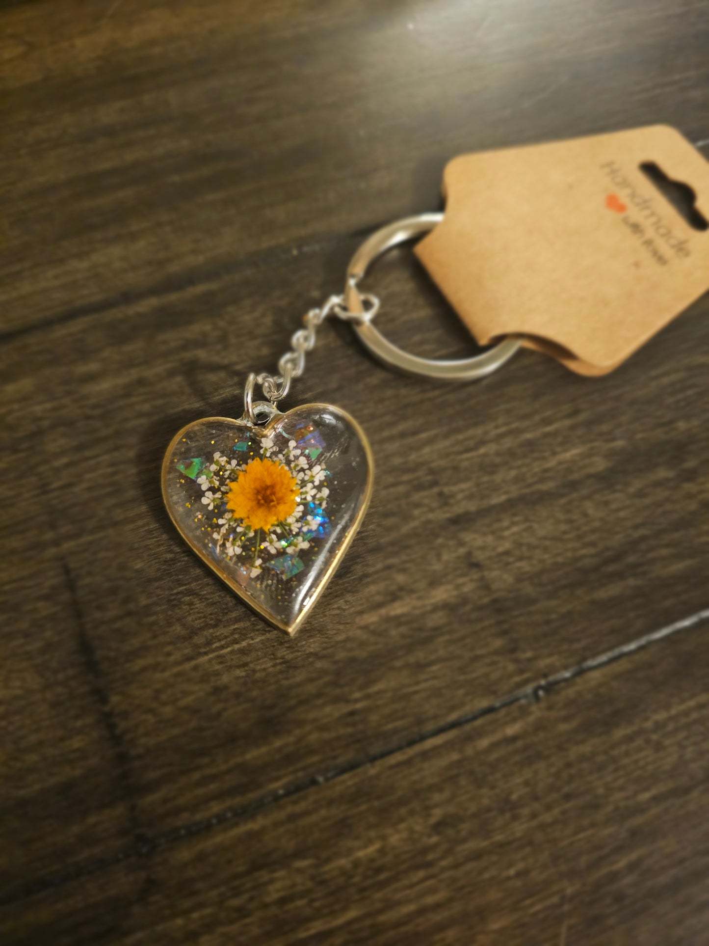 Golden Bloom – Bronze Heart Keychain with Yellow Flower & Queen Anne’s Lace