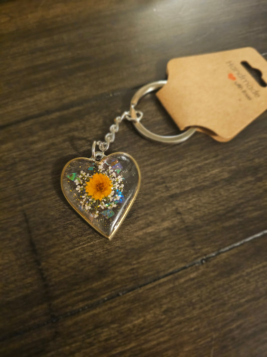Golden Bloom – Bronze Heart Keychain with Yellow Flower & Queen Anne’s Lace